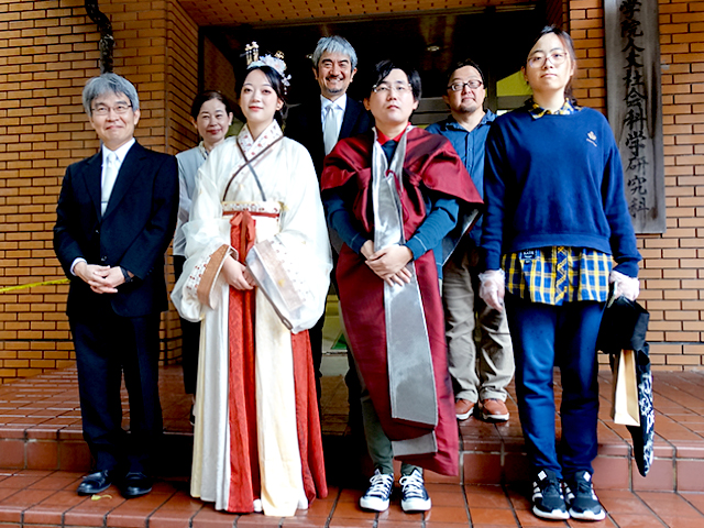 修了式大学院棟前